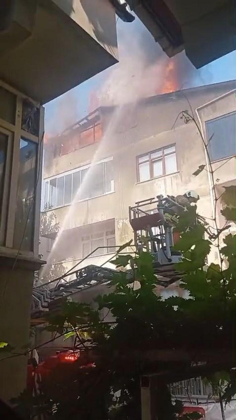 Tuzlada 4 katlı binanın çatısında çıkan yangın yandaki apartmana sıçradı