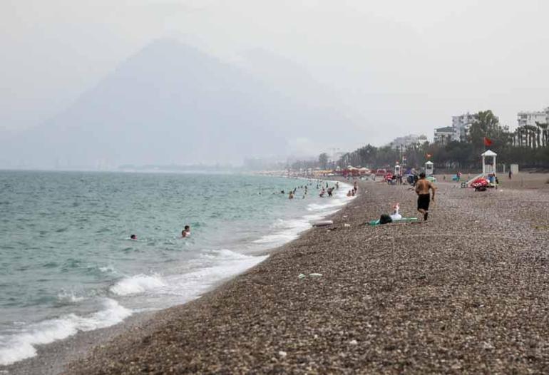 Yağmura aldırmadan yüzmeye devam ettiler