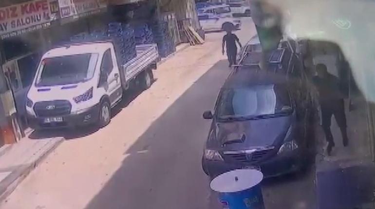 Bursa’da silahlı saldırı anı kamerada: 2 yaralı