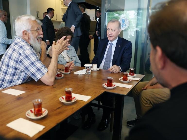 Cumhurbaşkanı Erdoğan Erzurum Vakfının Beyoğlundaki lokalini ziyaret etti