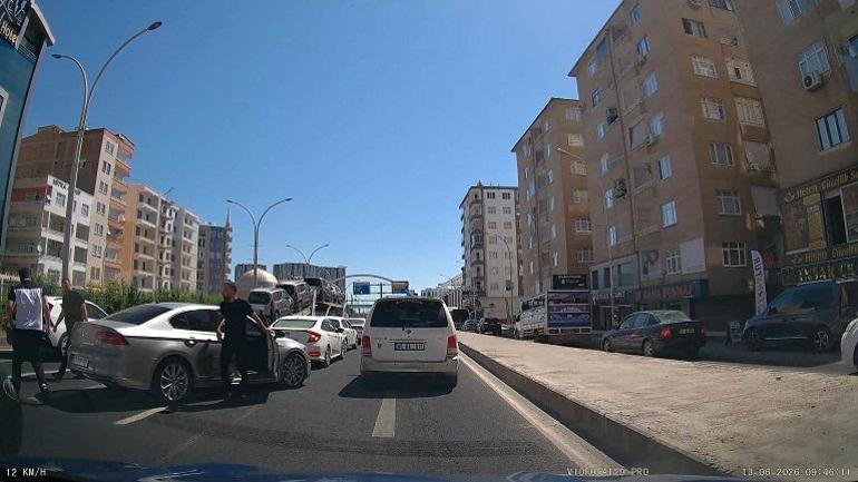 TIR şoförünün manevrası olası kazayı önledi; o anlar kamerada