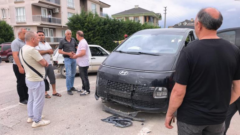 Bursada minibüs ile otomobil çarpıştı: 3ü çocuk 9 yaralı