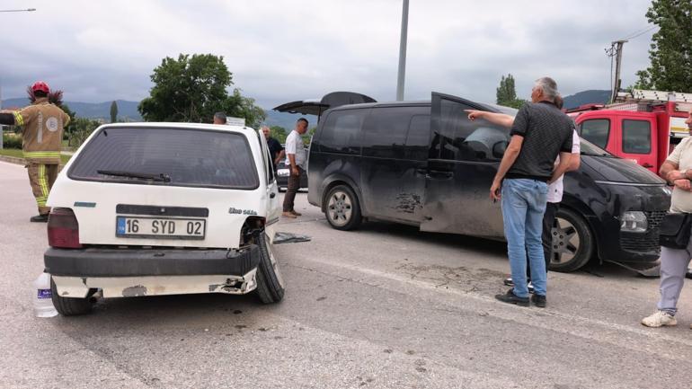 Bursada minibüs ile otomobil çarpıştı: 3ü çocuk 9 yaralı