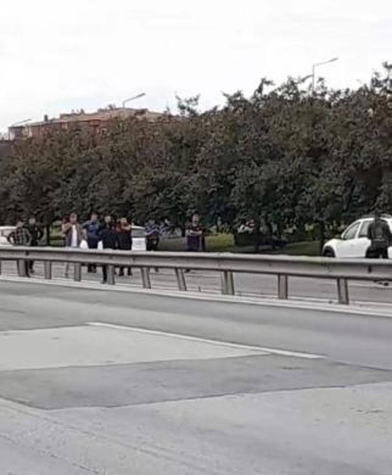 Büyükçekmecede D-100de elinde bıçakla polisi harekete geçirdi; trafik yoğunluğu oluştu