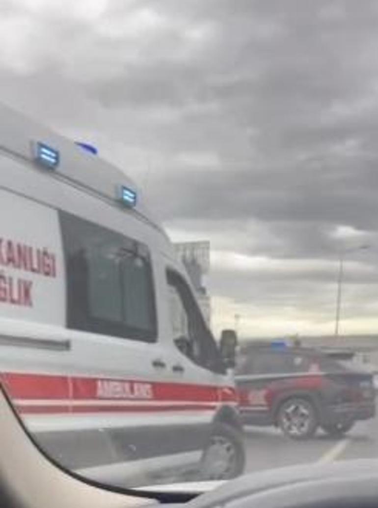 Büyükçekmecede D-100de elinde bıçakla polisi harekete geçirdi; trafik yoğunluğu oluştu
