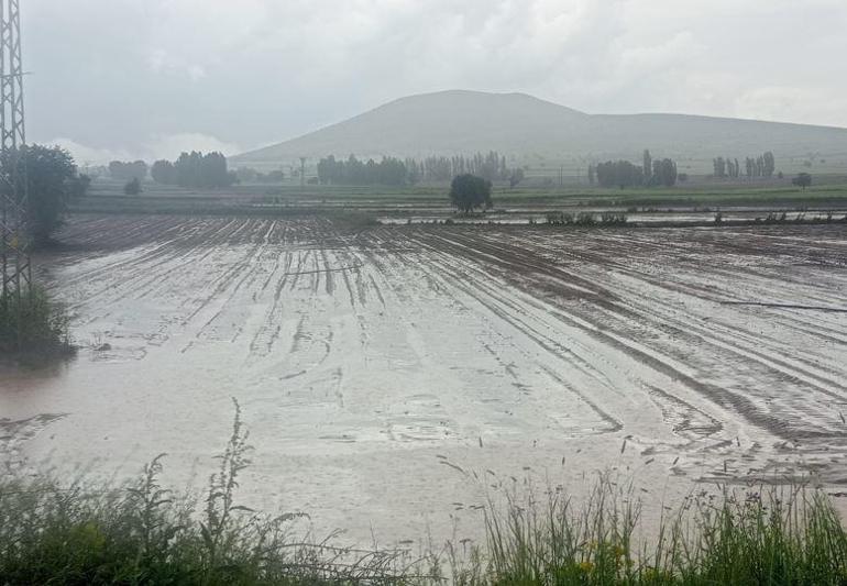Kayseri’de sağanak ve dolu ekili alanlara zarar verdi