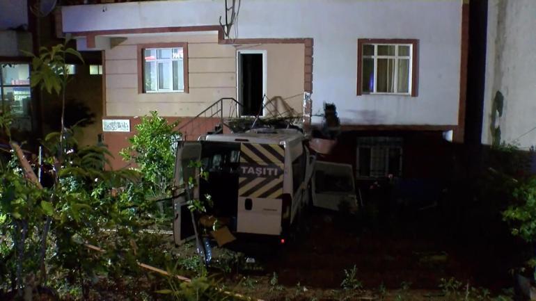 Çekmeköyde servis minibüsü evin bahçesine uçtu: 1 yaralı