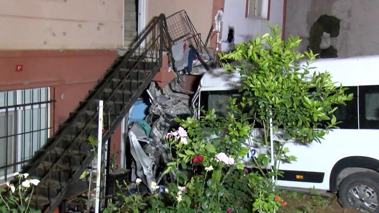Çekmeköyde servis minibüsü evin bahçesine uçtu: 1 yaralı
