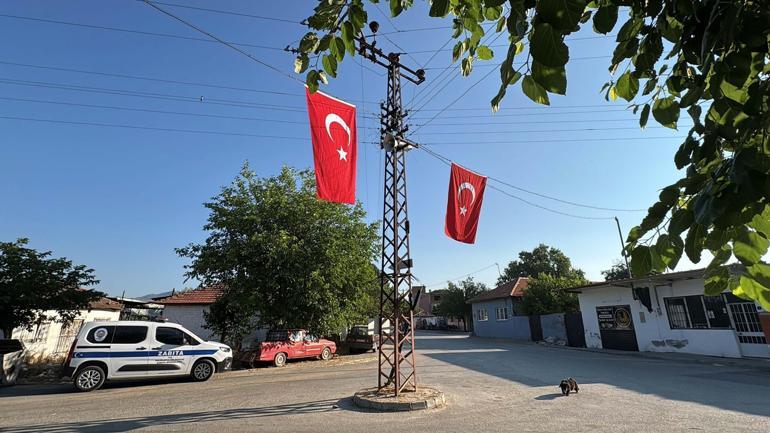 Şehit polis memurunun babaevine Türk bayrağı asıldı