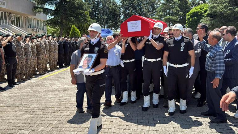 Şehit polis memurunun babaevine Türk bayrağı asıldı