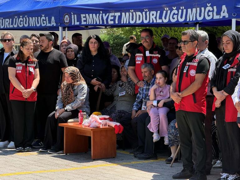 Şehit polis memurunun babaevine Türk bayrağı asıldı