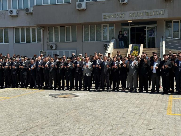 Şehit polis memurunun babaevine Türk bayrağı asıldı