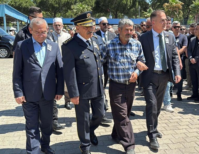 Şehit polis memurunun babaevine Türk bayrağı asıldı