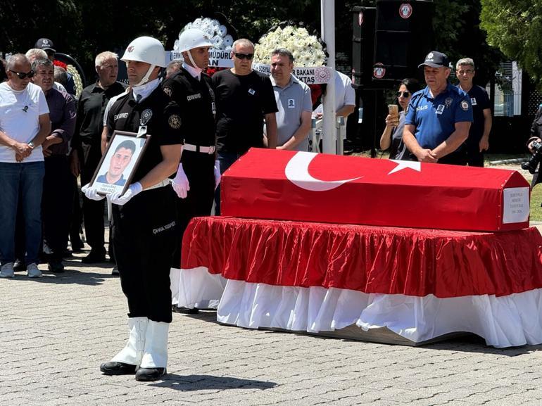 Şehit polis memurunun babaevine Türk bayrağı asıldı