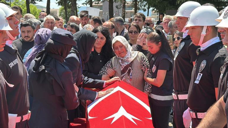 Şehit polis memurunun babaevine Türk bayrağı asıldı