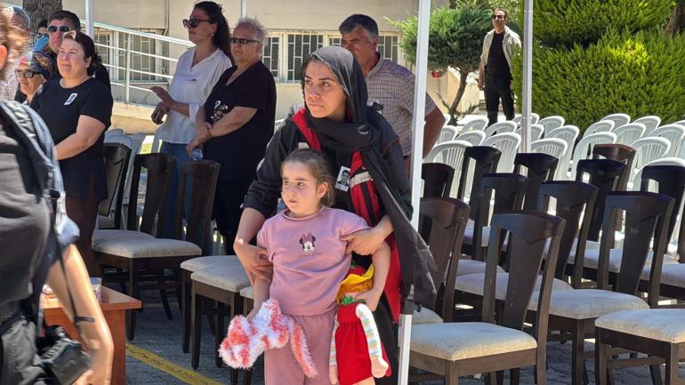 Şehit polis memurunun babaevine Türk bayrağı asıldı