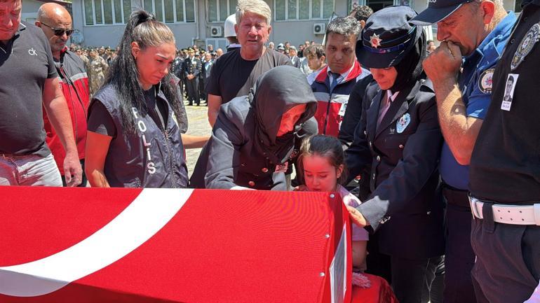 Şehit polis memurunun babaevine Türk bayrağı asıldı