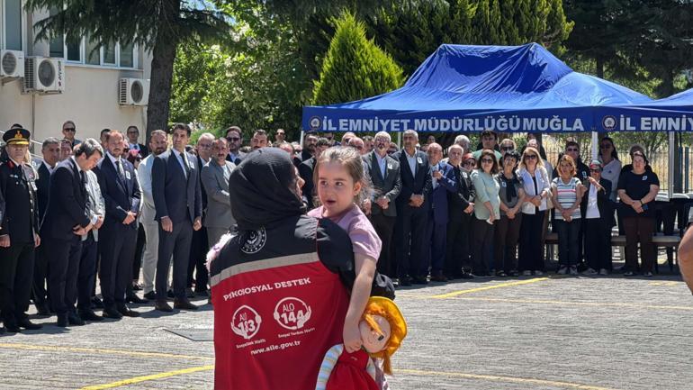 Şehit polis memurunun babaevine Türk bayrağı asıldı
