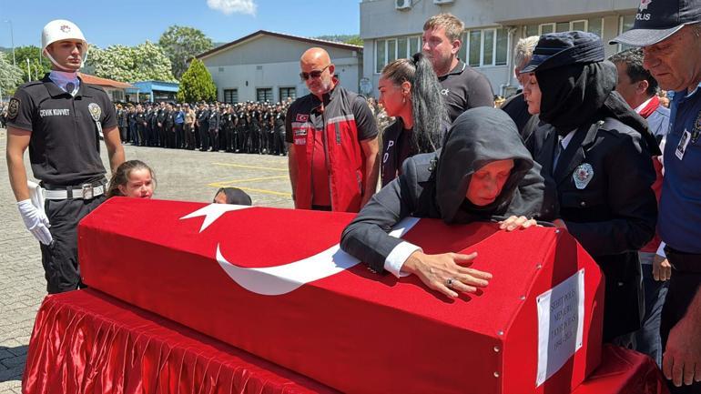 Şehit polis memurunun babaevine Türk bayrağı asıldı