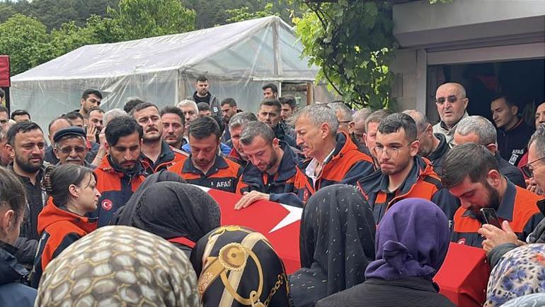 Yaşamını yitiren AFAD personelinin cenaze namazını babası kıldırdı
