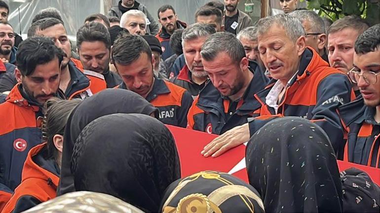 Yaşamını yitiren AFAD personelinin cenaze namazını babası kıldırdı