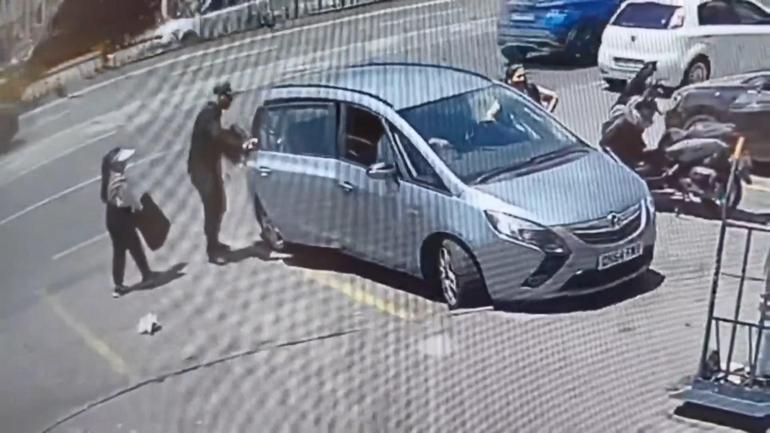 Fatihte araçta eşini bekleyen Rumen turistin çantasını çaldılar; içindekileri alıp geri bıraktılar