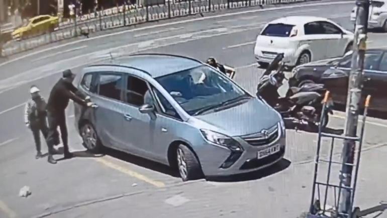 Fatihte araçta eşini bekleyen Rumen turistin çantasını çaldılar; içindekileri alıp geri bıraktılar
