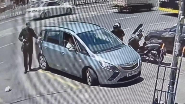 Fatihte araçta eşini bekleyen Rumen turistin çantasını çaldılar; içindekileri alıp geri bıraktılar
