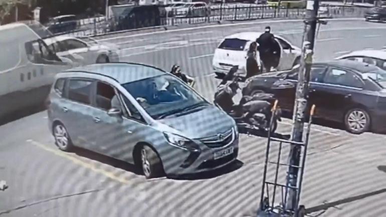 Fatihte araçta eşini bekleyen Rumen turistin çantasını çaldılar; içindekileri alıp geri bıraktılar