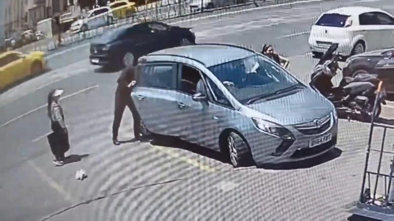 Fatihte araçta eşini bekleyen Rumen turistin çantasını çaldılar; içindekileri alıp geri bıraktılar