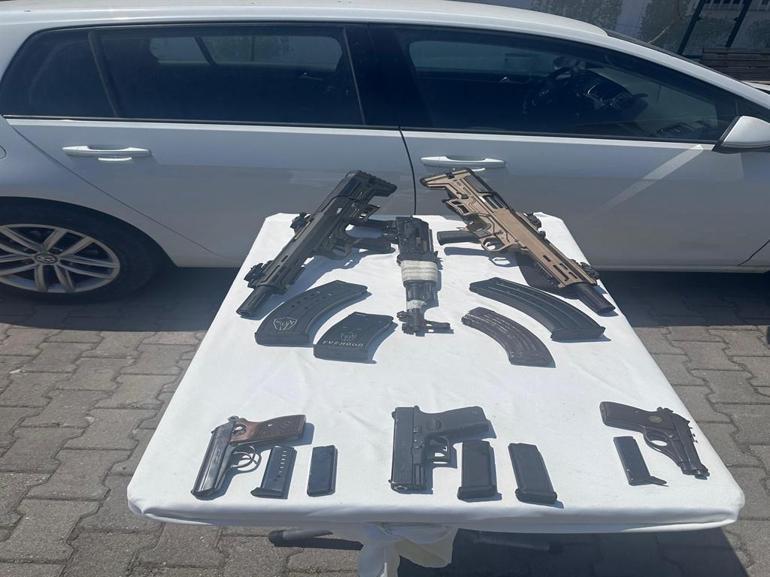 Cezaevi önünde 2 kişiyi yaralayıp, otomobil gasbeden şüphelilerin yakalanma anı kamerada