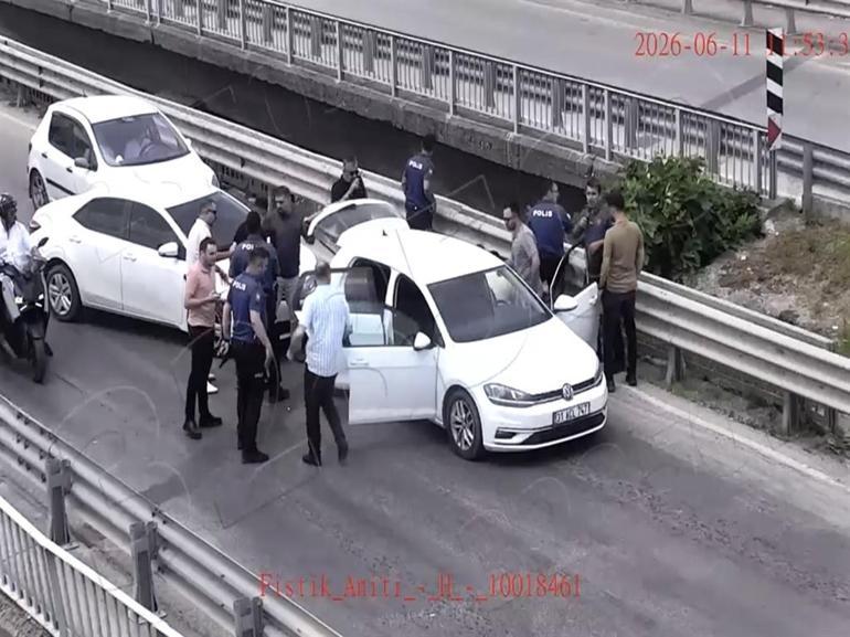 Cezaevi önünde 2 kişiyi yaralayıp, otomobil gasbeden şüphelilerin yakalanma anı kamerada