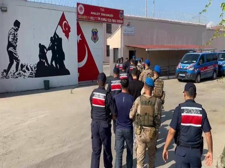 Cezaevi önünde 2 kişiyi yaralayıp, otomobil gasbeden şüphelilerin yakalanma anı kamerada