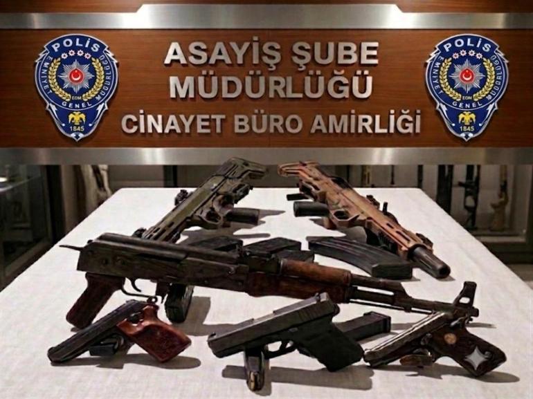 Cezaevi önünde 2 kişiyi yaralayıp, otomobil gasbeden şüphelilerin yakalanma anı kamerada