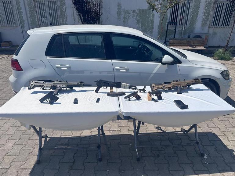 Cezaevi önünde 2 kişiyi yaralayıp, otomobil gasbeden şüphelilerin yakalanma anı kamerada