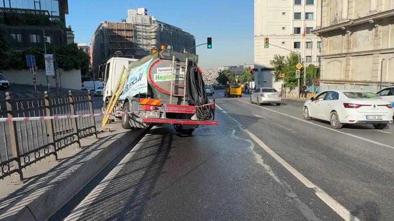 Beyoğlunda belediye aracı refüje çarptı