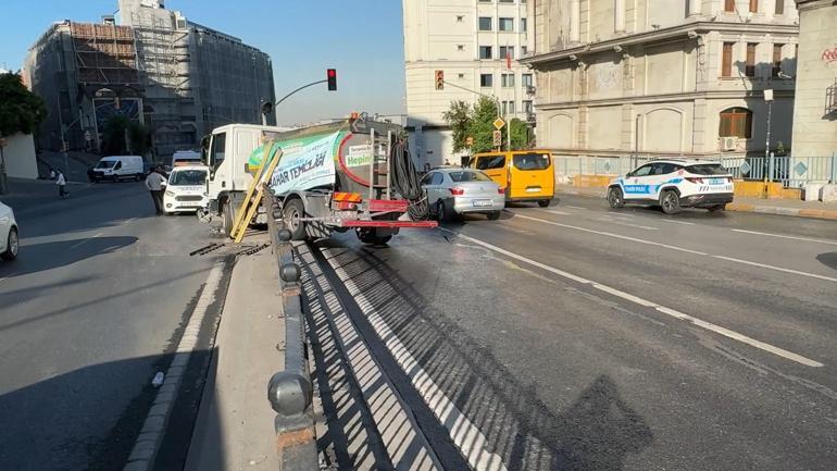 Beyoğlunda belediye aracı refüje çarptı