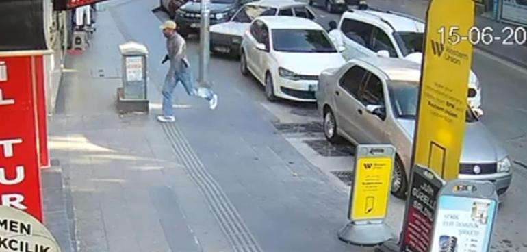 Pastaneden çıkarken silahlı saldırıya uğradı; olay kamerada