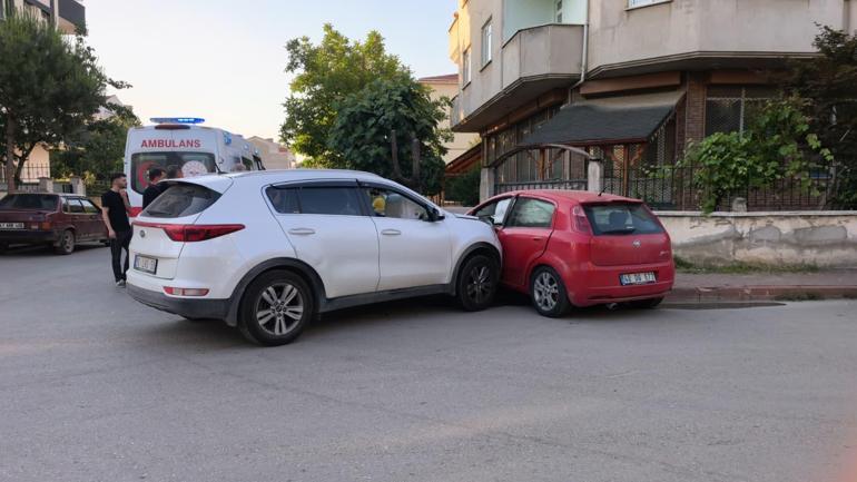 Cipin çarpıp, sürüklediği otomobil kaldırıma çıkarak durdu; 4 yaralı