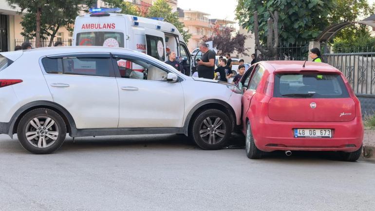 Cipin çarpıp, sürüklediği otomobil kaldırıma çıkarak durdu; 4 yaralı