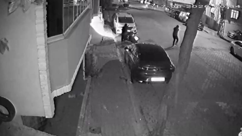 Esenyurt’ta iki grup arasında silahlı çatışma kamerada