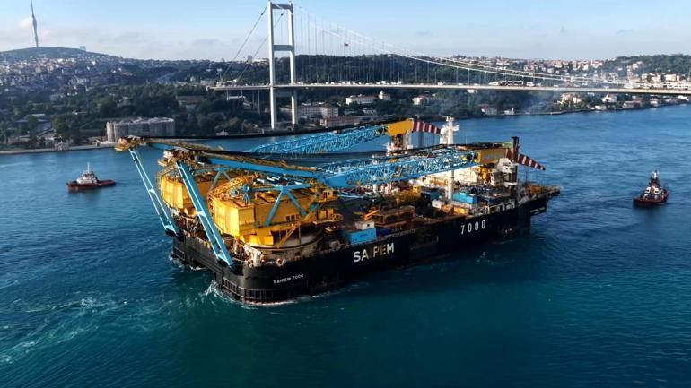 Dev vinç gemisi İstanbul Boğazından geçiyor