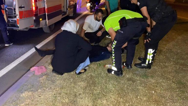 Kaza yerine gelen anne, yaralı oğlunun elini tutarak moral verdi