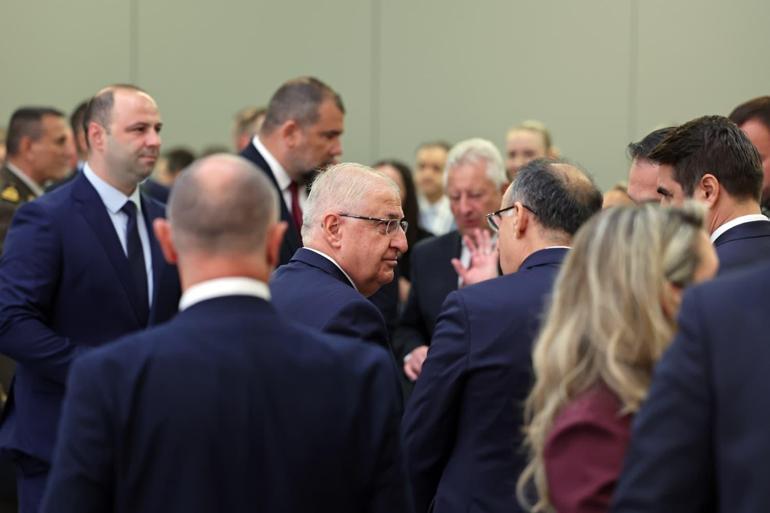 Bakan Güler, NATO Savunma Bakanları Toplantısında aile fotoğrafına katıldı
