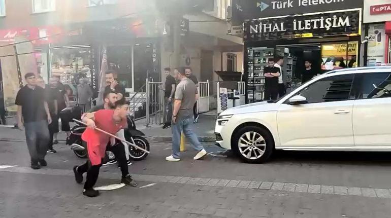 Avcılar’da tekmeli yumruklu sokak kavgası kamerada