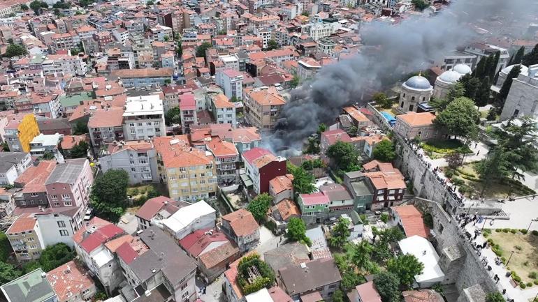 Fatihte binadaki yangın araçlara sıçradı