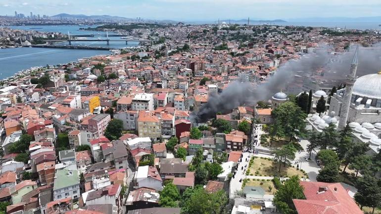 Fatihte binadaki yangın araçlara sıçradı