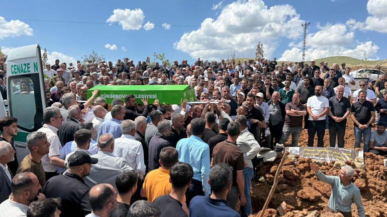 Minibüs ile kamyon çarpıştı: 3 ölü, 2 yaralı