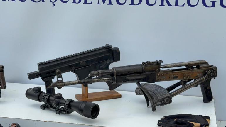 İstanbulda iş yerlerine düzenlenen saldırılarda kullanılan silahlar emniyette sergilendi