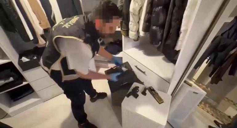 İstanbulda iş yerlerine düzenlenen saldırılarda kullanılan silahlar emniyette sergilendi